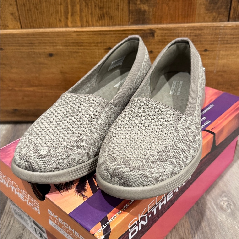 Skechers Women's On-the-GO Dreamy Eager Loafers Size 8.5